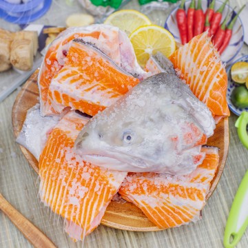 RARE DEALS! 1 Set of Salmon Head & Bones 鳟鱼头与骨 (1kg-1.1kg)